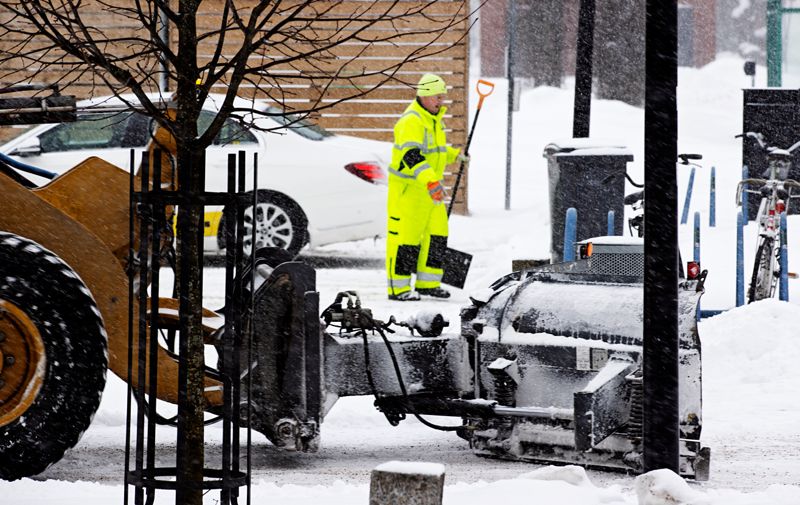 Snöröjningen vid Borgå torg under vinterns första snöfall, som blev ovanligt ymnigt.