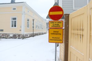 Västvallen och en del av Södra Strandgatan i Ekenäs hålls enkelriktad över vintern och sommaren. Hur väl försöket utfallit ska utvärderas hösten 2023.