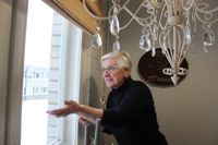 Flottfläckarna från ostattackerna syns fortfarande på Marianne Wikströms köksfönster.