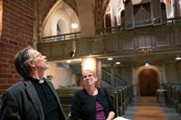 Annika Pråhl omvaldes till både gemensamma kyrkofullmäktige och församlingsrådet i Karis-Pojo svenska församling. Här i församlingens kyrka, S:ta Katarina kyrka i Karis med kyrkoherde Pentti Raunio.