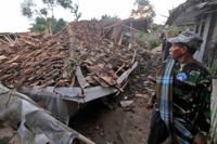 Ett förstört hus i Cianjur på västra Java.