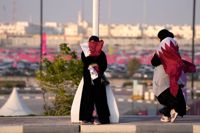 Två kvinnliga åskådare inför öppningsmatchen mellan Qatar och Ecuador.