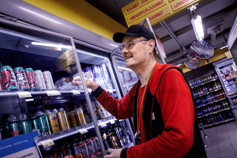 Alepaförsäljaren Aki Snabb talar olika språk med sina kunder. Han gör det för skojs skull.