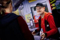 Försäljaren Aki Snabb försöker använda hela sin språkrepertoar på jobbet i Alepas kassa. Folk som kan tyska får betjäning på jiddisch och med ryska kunder brukar han ibland tala ukrainska.