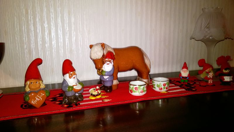 3 december Det blir ingen riktig jul för Gunder Jordman om inte de här tomtarna och hästen plockas fram.