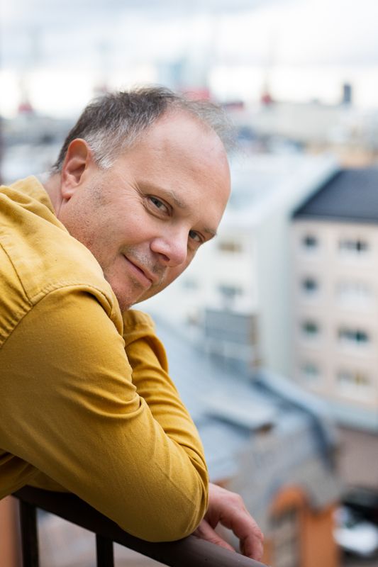Magnus Londen har hörts i talkshowen Eftersnack sedan 2005. Han har bland annat skrivit reseboken ”S:t Petersburg – Metropolen runt hörnet” (2003), och reportageboken ”Till världens ände – Resor i Sibirien” (1997).