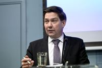 Thomas Blomqvist är SFP:s representant i ministerarbetsgruppen för social- och hälsovården. HBL ställer frågan om regeringen har gjort en miss, då det inte särskilt har skrivits in att finansiering ska ges till Västra Nylands välfärdsområde, som har specialuppdraget att utveckla den svenska servicen.