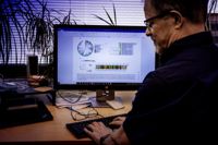 Mikael Skurnik är mannen som hämtade bakteriofagterapin till Finland. Han är redan pensionerad, men jobbar fortfarande för att sjukvården inte ska lägga ned forskningsverksamheten kring en vårdmetod som kan komma att behövas inom en snar framtid.