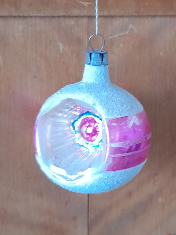 4 december "Det här är den enda julgransbollen som finns kvar från barndomens julgran. Den är minst 65 år gammal. Som liten kunde jag sitta hur länge som helst och titta in i dem. Minns att det fanns åtminstone en grön också och två till. Den här behandlas nu med största aktsamhet och barnbarnen får knappt röra den."