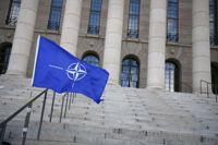 Allt fler finländare är positivt inställda till att Finland ansökt om medlemskap i Nato. Bilden är från en manifestation för Nato i Helsingfors i maj.