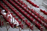 Fullsatt? Nja. På bilden syns tomma stolar på Khalifa International-stadion under matchen mellan England och Iran.
