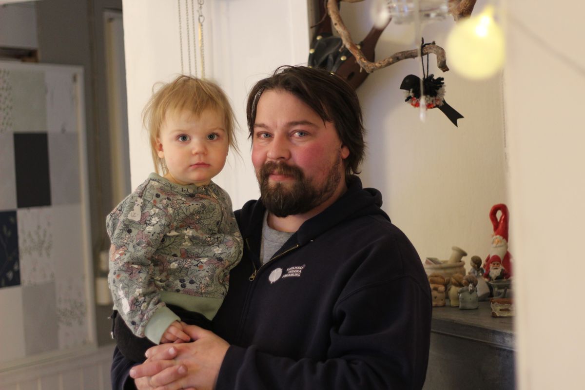 Staffan Björklund är den yngsta förtroendevalda i Karis-Pojo svenska församling. Församlingens familjeträffar hör till aktiviteterna som han och dottern Ida brukar ta del av.
