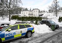 Polisen slog till med en omfattande insats i vad som beskrivs som ett lugnt och välbärgat villaområde i Stockholm. Under dagen pågick husrannsakningar.