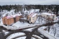 Stiftelsen Blomsterfonden äger tre flervåningshus på Pohjolagatan i Kottby i Helsingfors. Här bor 100 svenskspråkiga äldre. Folkhälsan är hyresgäst och driver verksamheten. Men hyresavtalet är uppsagt och löper ut i juni. Vad som händer med invånarna efter det är för stunden ett stort frågetecken.
