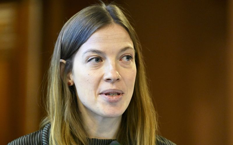 Undervisningsminister Li Andersson (VF) anser att ett av fem obligatoriska ämnen i studentexamen kunde ersättas med gymnasiediplom.
