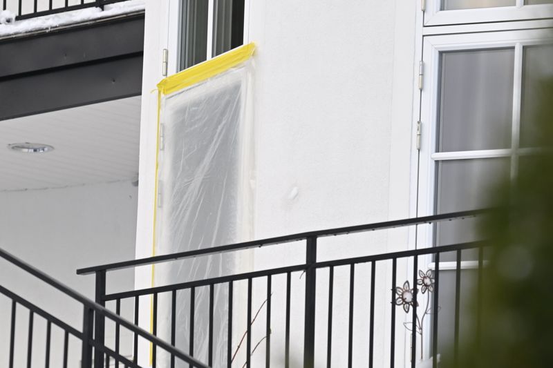 En dörr i huset där polisen grep två personer misstänkt för grov olovlig underrättelseverksamhet och medhjälp till samma brott.