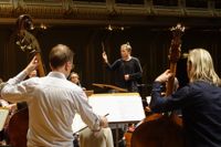 Pekka Kuusisto när han dirigerade Tapiola Sinfonietta.