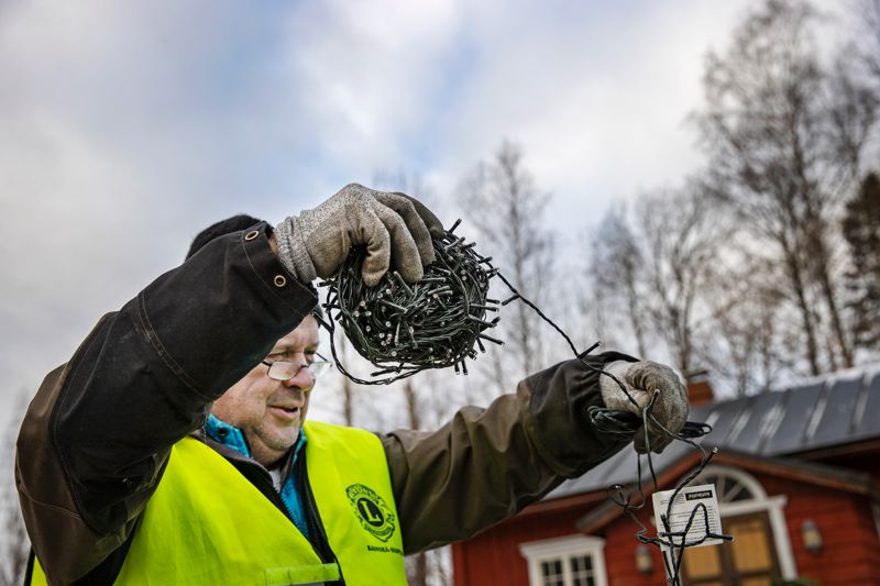 I fjol fick julgranen vid Fanjunkars en ny, 24 meter lång ljusslinga som Heikki Kaisla hängde upp.