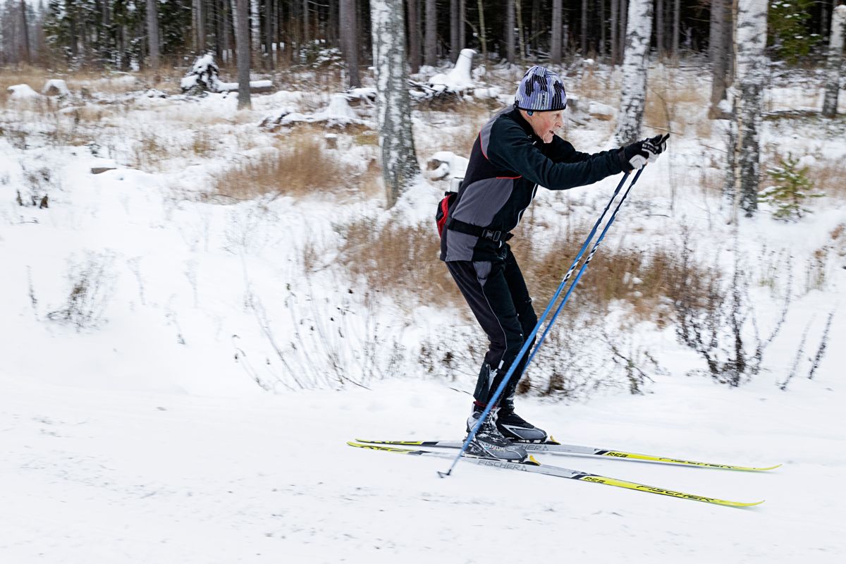 På onsdagen skidade Pentti Karjaluoto för andra gången den här säsongen i Kokon på ett kort spår som stadens idrottstjänster kallar ett botten för ett spår för fristil. På basen av spåren räknade Karjaluoto ut att flera skidlöpare hade utnyttjat det relativt tunna snöskiktet redan på tisdagskvällen.