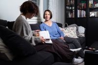 Hemma hos familjen Lindfors finns mycket få spår av landets majoritetsspråk. Lapparna på kylskåpet, anteckningarna i kalendern, böckerna i hyllorna – allt är på svenska. Döttrarnas pappa kommer från det svenska Österbotten.