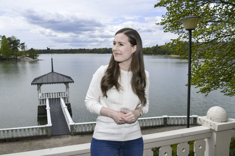 Statsminister Sanna Marin på Villa Bjälbo vid vattnet.