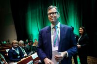 Fortum hade inga alternativ till statens brofinansiering, försäkrar Fortums vd Markus Rauramo som på onsdagen i flera timmar svarade på de små aktieägarnas frågor på en extra bolagsstämma.