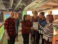Lasse Yrjölä och Petra Backman tar emot diplomet av ordförande Erja Hanni. Övriga Pirjo Saarinen (t h), Leena Partanen, Gun Hede och Riitta Halonen.