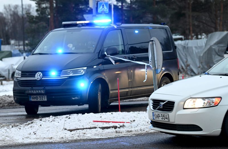 Sjöåkervägen är livligt trafikerad och också många fotgängare promenerar i området. På onsdagseftermiddagen undersökte polisen platsen.