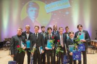 Finalisterna i Uuno Klami-kompositionstävlingen för unga poserade för ett gruppfoto i torsdags. På bilden från vänster Ossi Hiltunen, Touko Niemi, Ville Karhunen, Teemu Heinonen, Niilo Korsulainen, Lauri Mäki-Kojola, Joonas Pesonen, Paulus Rannankari, Maxim Larionov och Veikko Valanne.