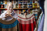 Ragna-Lise Karlsson säger att det är något alldeles speciellt med att få ett hemstickat plagg i julklapp.