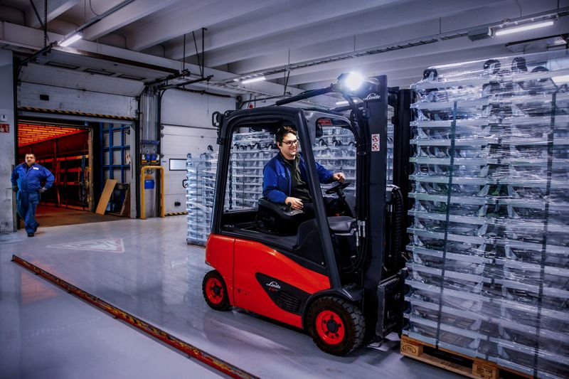 Max Longhurst i trucken är andra generationens anställd på K. Hartwall. I bakgrunden Fredrik Selen som jobbat 39 år inom företaget.