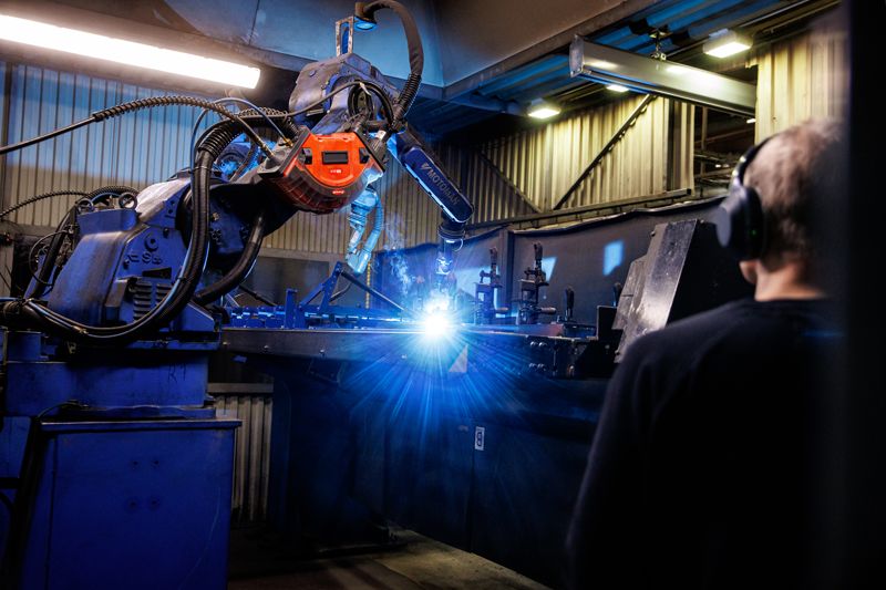 Produktionen är långt automatiserad och övervakas av robotoperatörer.