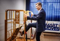 Jerker Hartwall fäller ihop den specialtillverkade jubileumsbur som markerar att Sibboföretaget tillverkat en miljon rullburar till sin långvariga kund, brittiska Royal Mail.