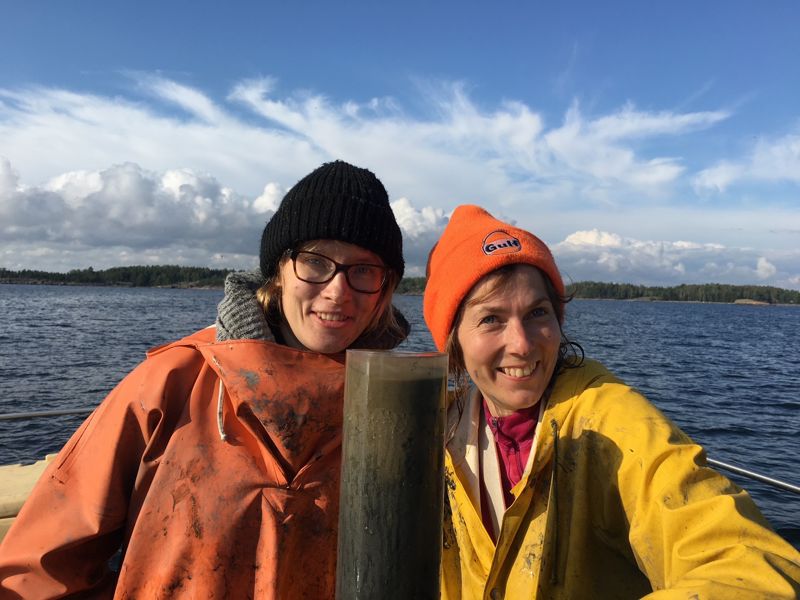 Forskarna Laura Kauppi och Anna Villnäs har sett på hur havets bottenekosystem påverkats vid värmeböljor.