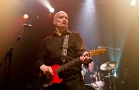 Wilko Johnson gjorde sig känd som en energisk och underhållande gitarrist.