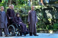 Buddhistmunken och författaren Thich Nhat Hanh på rullstolspromenad vid templet Tu Hieu i Hue i Vietnam.
