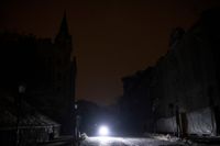 Mörker i ett strömlöst samhälle i Kiev-regionen, tidigt på torsdagen.