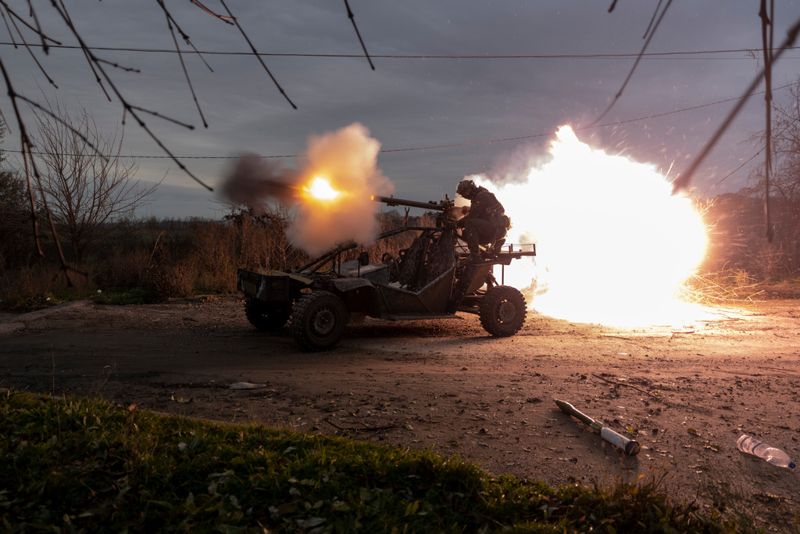 Ukrainsk eldgivning vid fronten i Cherson i söder.