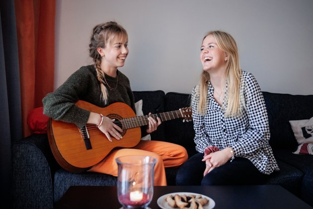 Nyvalda lucian Wilma Grönqvist (till höger) brukar musicera tillsammans med lillasyster Frida Grönqvist, som ofta hälsar på i hennes studielägenhet i Helsingfors.