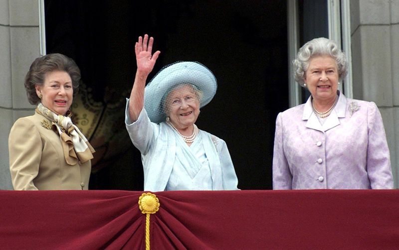 Prinsessan Margaret med Drottningmodern och drottning Elizabeth på Buckingham Palaces slottsbalkong 2000. Drottning Elizabeth var ett ovärderligt stöd, isynnerhet på äldre dagar.
