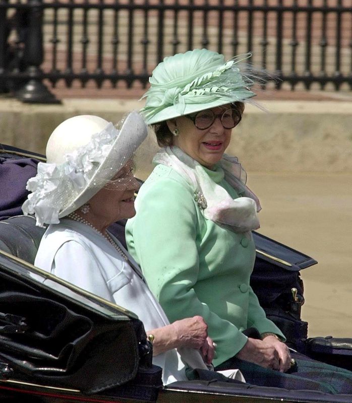 Relationen till Drottningmodern var ansträngd. I prinsessan Margarets vanor ingick att pika sin mamma.