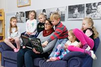 LÄSSTUND. Fr.v. Edith Pirtelä, Aiko Larsen, Viktor Kullberg, Cathrine Öhberg, Otto Bärlund, Ella Forslund och Vera Wallén tar sitt läsuppdrag för Runeberg Junior-priset på allvar. Läsandet i sig är förstås bara roligt.