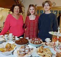 RYSK INSPIRATION. Olga Isaeva med barnen Katja Makarova och Ivan Pulkkinen bjudet på delikatesser på Kungsdammen.