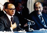 Menachem Begin och den besökande Anwar Sadat håller presskonferens i Jerusalem den 21 november 1977.