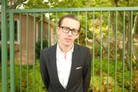 Skippa kemtvätten. Vissa plagg går att tvätta i vanlig maskin trots att det står "endast kemtvätt". I sin bok Jag har inte råd ger Marcus Stenberg tips på hur man kan leva billigt.