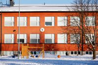 Vid tre enskilda tillfällen har knappnålar hittats i skolmaten i Kvarnbackens skola. Den tredje nålen hittades i dag, torsdag.