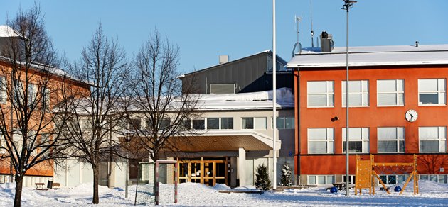 I Kvarnbackens skola i Borgå tar personalen till åtgärder för att förhindra fara under skollunchen.