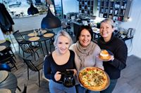 SÖTT OCH SALT. Restaurangchef Sanna Samuelson t.h., företagare Johanna Petsola-Helin och hennes dotter Natalia Helin säger att N'avetan Laituri blivit en mötesplats för människor i alla åldrar.