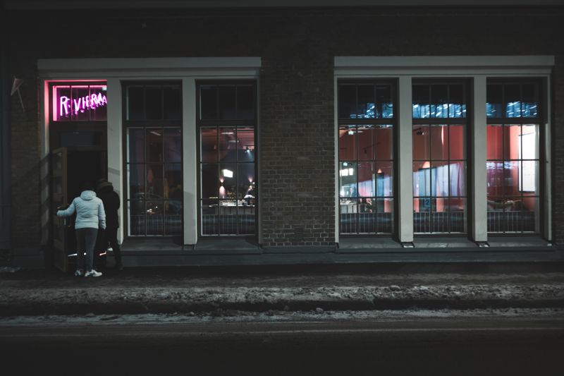 Vill man inte kolla film går det bra att även bara sitta i baren.