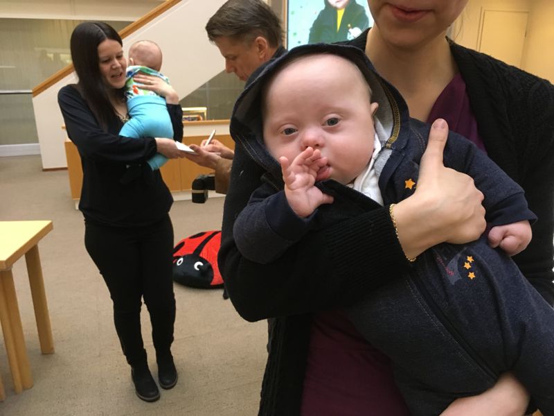 Fem månader gamla Eetu Manninen prövade kläderna i den nya moderskapsförpackningen.